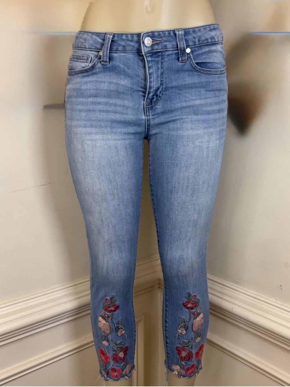 Guess Light Blue Cropped Embroidered Floral Jeans - Picture 2 of 8